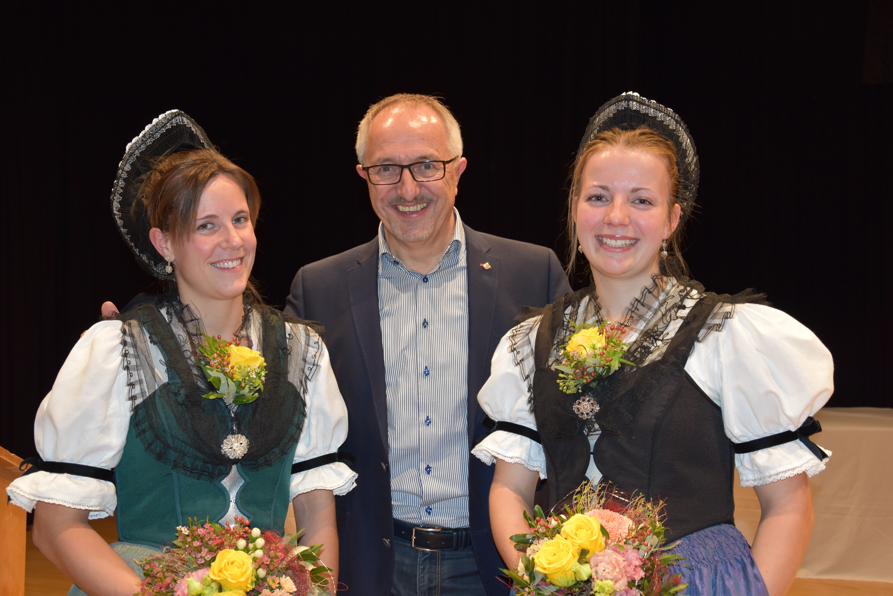 OMM-Praesident Josef Duerr mit den beiden Ehrendamen namens Sonja.JPG